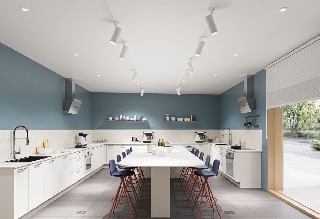 Cuisine évènementielle avec grande table centrale et tabourets